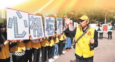 迷糊老人出门迷失方向,民警把他们都安全送回家